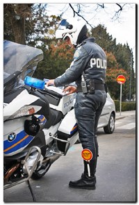Slika PU_I///policajac piše kaznu na motoru.jpg